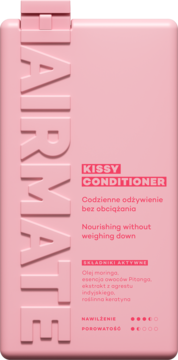 Różowa butelka Hairmate Kissy Conditioner, widok z przodu. Wegańska odżywka bez obciążania z moringą.