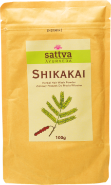 Ziołowy proszek Shikakai Sattva Ayurveda 100g w brązowej saszetce z zielonym logo, widok z przodu.