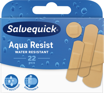 Plastry Salvequick Aqua Resist w niebieskim opakowaniu z widocznymi beżowymi plastrami, wodoodporne i oddychające.