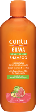 Cantu Guava Scalp Relief Shampoo, pomarańczowa butelka dla loków, z kwasem salicylowym na łupież, widok z przodu.