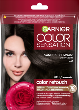 Garnier Color Sensation Color Retouch 2.0 Jasna Czerń, szampon koloryzujący w ciemnej saszetce z wizerunkiem kobiety.