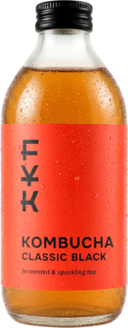 Kombucha FFK Classic Black, fermentowana czarna herbata, w szklanej butelce z czerwoną etykietą i bąbelkami, widok z przodu.