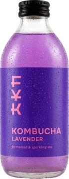 Butelka Kombucha FKK Lavender, fioletowy napój z kroplami wody na szkle, przód, czarna zakrętka.