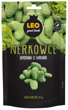 Ciemna paczka LEO good foods Orzechy nerkowca z wasabi, z zielonymi chrupiącymi orzechami na froncie.