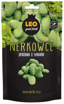 Ciemna paczka LEO good foods Orzechy nerkowca z wasabi, z zielonymi chrupiącymi orzechami na froncie.
