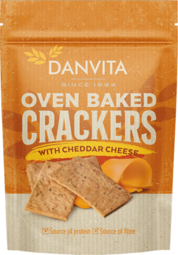 Pomarańczowa saszetka Danvita Oven Baked Crackers z serem cheddar, widok z przodu, pokazująca krakersy i ser.