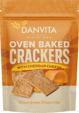 Pomarańczowa saszetka Danvita Oven Baked Crackers z serem cheddar, widok z przodu, pokazująca krakersy i ser.