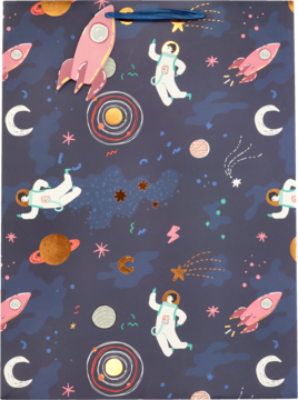 Torebka prezentowa w kosmiczny wzór: różowe rakiety, astronauci, planety i gwiazdy na granatowym tle. Widok z przodu.