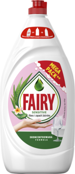 Biała butelka płynu do naczyń Fairy Sensitive Aloes & Jaśmin (mega pack), z dłonią i naczyniami.