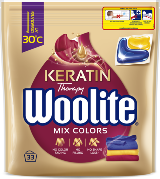 Złota saszetka Woolite Keratin Therapy Mix Colors, 33 kapsułki do prania tkanin kolorowych z keratyną, widok z przodu.