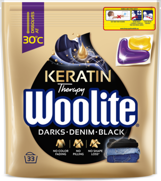 Złota paczka kapsułek Woolite Keratin Therapy do prania ciemnych tkanin, jeansu, czerni, widok z przodu. Zawiera 33 sztuki.