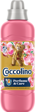 Coccolino Perfume & Care płyn do płukania Honeysuckle & Sandalwood, różowa butelka z misiem i kwiatami.
