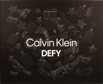 Zestaw Calvin Klein Defy: butelki, pudełka, gwiazdy na ciemnym tle. Widok z góry z napisem DEFY.