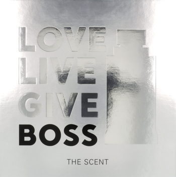 Srebrne pudełko zestawu Hugo Boss The Scent z błyszczącymi napisami LOVE LIVE GIVE BOSS, widok z przodu.