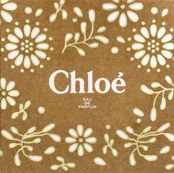 Złote, kwadratowe opakowanie zestawu Chloé Eau de Parfum z białymi kwiatowymi i roślinnymi wzorami, widok z przodu.