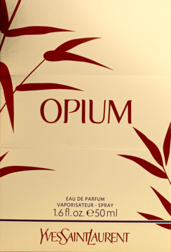 Złote, lśniące pudełko YSL Opium Eau de Parfum 50ml z czerwonym wzorem bambusa, widok z przodu.
