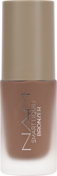 NAM Smart Liquid Bronzer w brązowej, matowej butelce ze srebrnym napisem, beżowa nakrętka, widok z przodu.