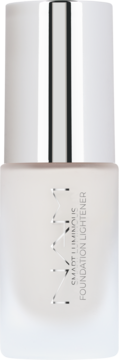 NAM Smart Luminous Foundation Lightener w matowej białej butelce ze srebrną nakrętką, widok z przodu.