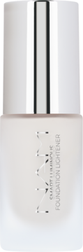 NAM Smart Luminous Foundation Lightener w matowej białej butelce ze srebrną nakrętką, widok z przodu.