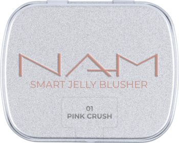 Kwadratowe, białe opakowanie różu NAM Smart Jelly Blusher 01 Pink Crush z różowymi napisami, widok z góry.