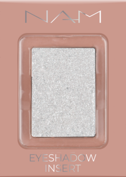 Srebrny, intensywnie błyszczący cień NAM Foil Eyeshadow w wymiennym wkładzie, widok z góry.
