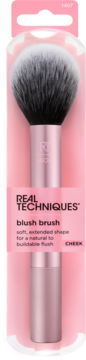 Real Techniques pędzel do różu w przezroczystym różowym opakowaniu. Widok z przodu, metalowy uchwyt, czarne włosie.