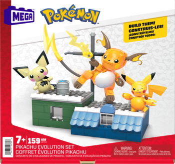 Zestaw Mega Pokémon Ewolucja Pikachu: zbudowane figurki Pichu, Pikachu, Raichu na dachach, na pudełku.