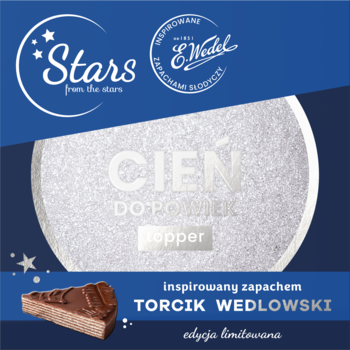 Srebrny cień-topper Stars x Wedel, odcień 01, inspirowany Torcikiem, w okrągłym opakowaniu, widok z przodu. Zawiera logo.