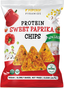 Białe opakowanie chipsów Popcrop Pyramids Protein Sweet Paprika, z widocznymi trójkątnymi chipsami i papryką.
