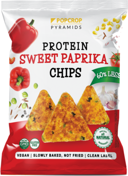 Białe opakowanie chipsów Popcrop Pyramids Protein Sweet Paprika, z widocznymi trójkątnymi chipsami i papryką.