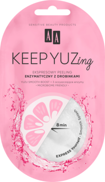 AA keep YUZing ekspresowy peeling enzymatyczny w owalnej, różowej saszetce z grafiką yuzu, widok z przodu.