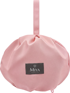 Satynowa kosmetyczka Miya Cosmetics w kolorze jasnoróżowym, okrągła, ściągana sznurkiem, z logo, widok z przodu.