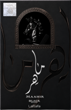 Czarne pudełko perfum Lattafa Maahir Black Edition z arabską kaligrafią i metalową rzeźbą w oknie, widok z przodu.