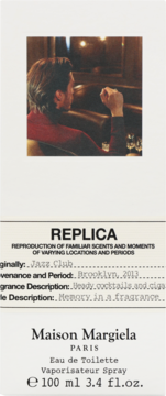 Maison Margiela REPLICA Jazz Club EDT 100ml. Białe pudełko, mężczyzna w czerwonej marynarce w klubie, opis scentu, przód.