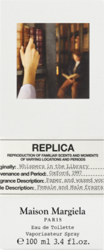 Maison Margiela Replica Whispers in the Library EDT, białe opakowanie, dłoń wybierająca książkę.