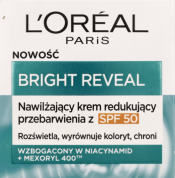 Nawilżający krem L'Oréal Bright Reveal SPF 50 z niacynamidem, w białym pudełku, widok z przodu.