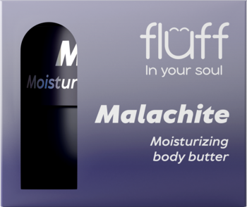 Opakowanie nawilżającego masła do ciała Fluff Malachite. Fioletowe pudełko z okienkiem i widocznym czarnym słoikiem.