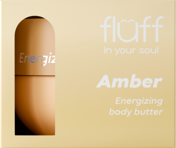 Fluff Amber energizujące masło do ciała w beżowym pudełku z okienkiem ukazującym bursztynowy słoik, widok z przodu.