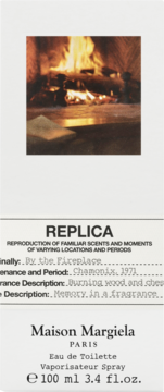 Maison Margiela Replica By the Fireplace, drzewna woda toaletowa 100 ml, butelka z etykietą kominka, widok z przodu.