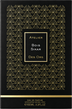 Czarne pudełko perfum Atelier des Ors Bois Sikar, o dymnym aromacie cygar, ze złotym wzorem. Front.