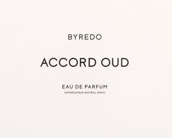Minimalistyczna, biała etykieta Byredo Accord Oud Eau de Parfum z czarnym napisem, centralne ujęcie.