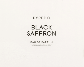 Biała karta zapachowa Byredo Black Saffron Eau de Parfum z czarnym napisem, widok z góry na minimalistyczne opakowanie.
