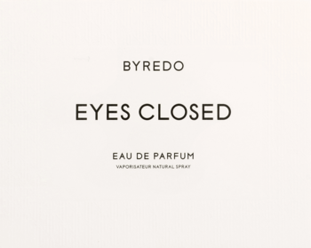 Etykieta perfum unisex Byredo Eyes Closed Eau de Parfum: beżowy prostokąt z czarnymi napisami, widok z przodu.