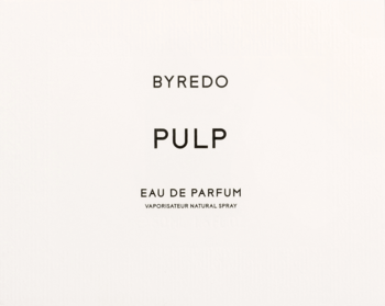 Biała etykieta Byredo Pulp Eau de Parfum z czarnym napisem, widok centralny, podkreślająca minimalistyczny design.