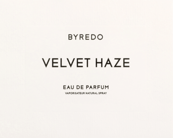 Byredo Velvet Haze woda perfumowana, minimalistyczne jasnobeżowe pudełko z czarnym napisem, widok z przodu.