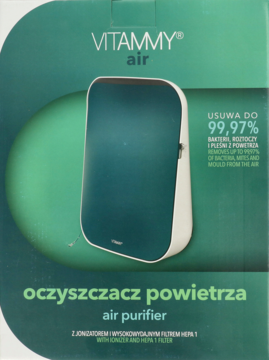 Vitammy Air oczyszczacz powietrza z jonizacją. Zielone opakowanie prezentujące model w bieli z ciemnym frontem.