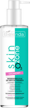 Bielenda Skin Ozone O3 mikroemulsja do mycia twarzy w białej butelce z pompką, widok z przodu, turkusowy panel.