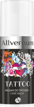 Allvernum Tattoo Balsam Care Balm, biała butelka z czarną etykietą i barwnym, bogatym wzorem tatuażu, widok z przodu.
