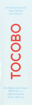 Białe opakowanie Tocobo Bio Watery Sun Cream SPF50, z kwasem hialuronowym, pionowe czerwone logo TOCOBO.