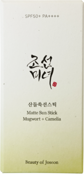 Białe opakowanie Beauty of Joseon Matte Sun Stick SPF50+ PA++++ z czarnym napisem i składnikami Mugwort + Camelia, widok z przodu.